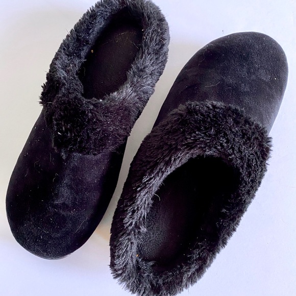 ISOTONER BLACK FURRY SLIP ON SLIPPERS 7.5-8 M